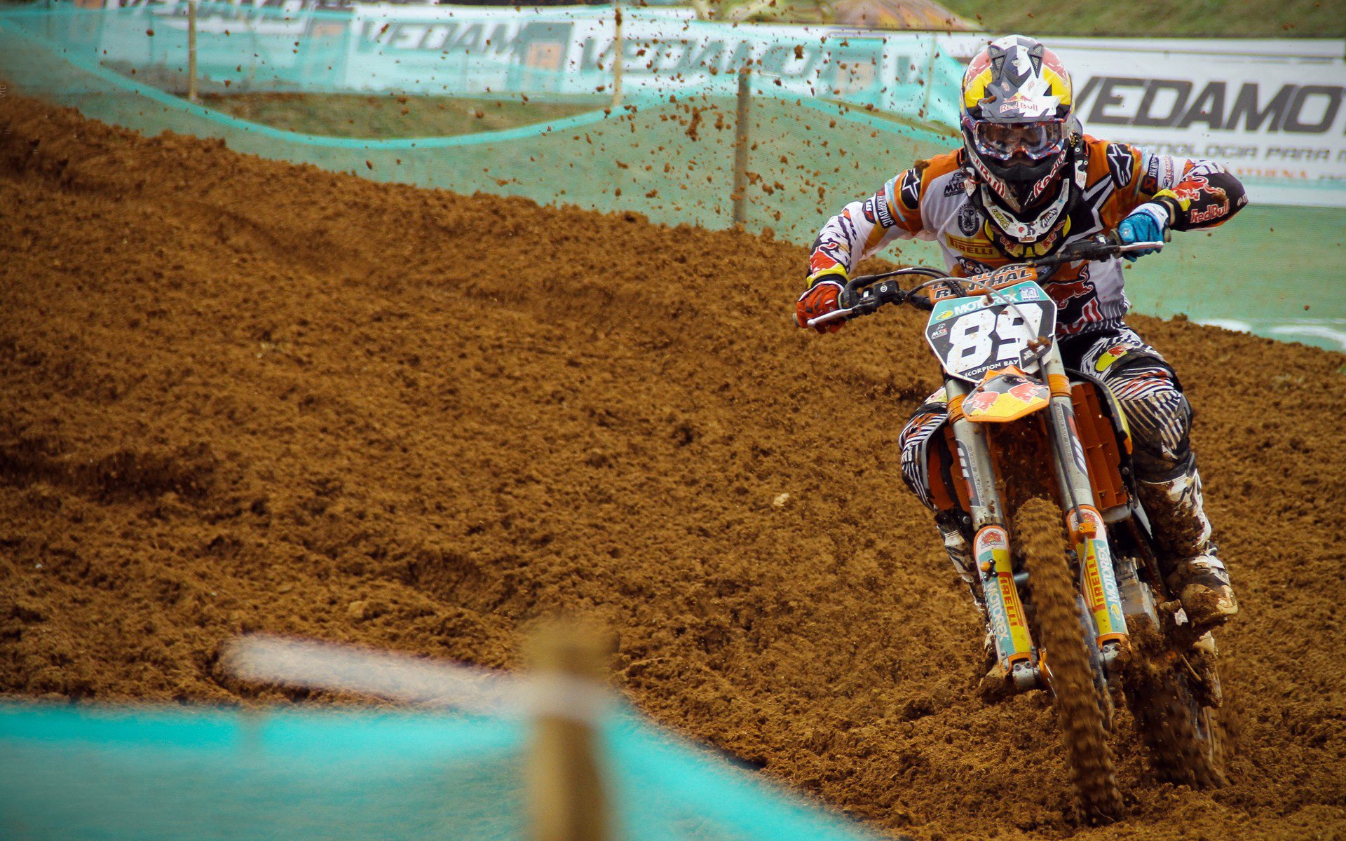 排球赛场焦点！葡萄牙队对阵西班牙队，意外判罚引发热议，比赛氛围紧张